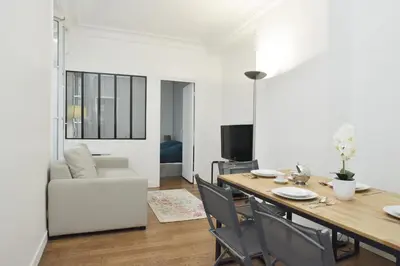 Télévision ou salle de divertissement dans l'établissement -Votre nid familial parisien - Batignolles