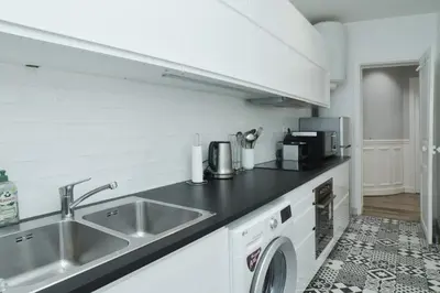 Cuisine ou kitchenette dans l'établissement -Votre nid familial parisien - Batignolles