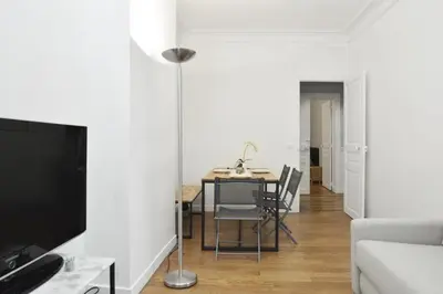 Télévision ou salle de divertissement dans l'établissement -Votre nid familial parisien - Batignolles