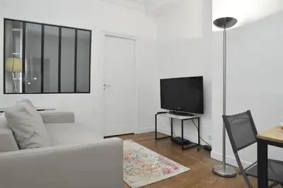 Télévision ou salle de divertissement dans l'établissement -Votre nid familial parisien - Batignolles