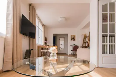 Télévision ou salle de divertissement dans l'établissement Luxury Art Deco Elegant Escape by Eiffel Tower