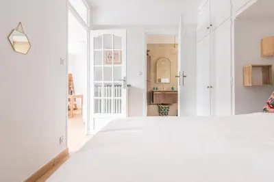 Un ou plusieurs lits dans un hébergement de l'établissement Luxury Art Deco Elegant Escape by Eiffel Tower