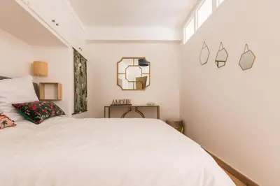 Un ou plusieurs lits dans un hébergement de l'établissement Luxury Art Deco Elegant Escape by Eiffel Tower