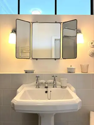 Salle de bains dans l'établissement L'appartement Poulbot