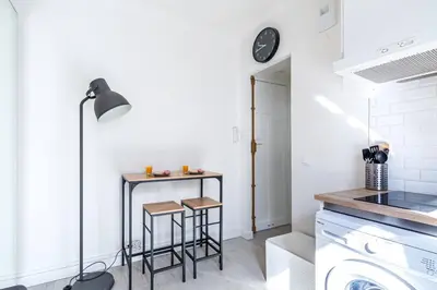 Cuisine ou kitchenette dans l'établissement Studio central Parc des Buttes-Chaumont