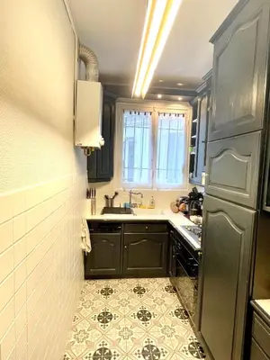 Cuisine ou kitchenette dans l'établissement Paris Le Marais & Central Large Big Spacious Charming Parisian flat