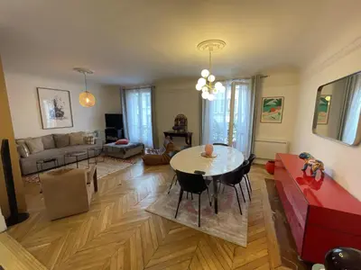 Coin salon dans l'établissement Paris Le Marais & Central Large Big Spacious Charming Parisian flat