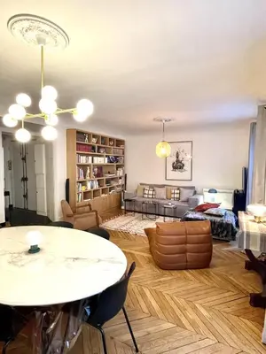Coin salon dans l'établissement Paris Le Marais & Central Large Big Spacious Charming Parisian flat