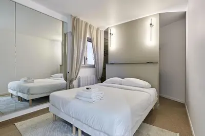 Un ou plusieurs lits dans un hébergement de l'établissement Apartment Père Lachaise by Studio prestige