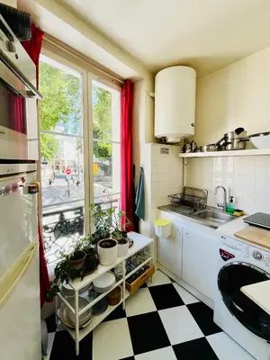 Cuisine ou kitchenette dans l'établissement Best flat in Paris