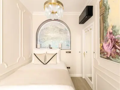 Télévision ou salle de divertissement dans l'établissement Merveil - Signature Suite - Champs Elysees -Kleber