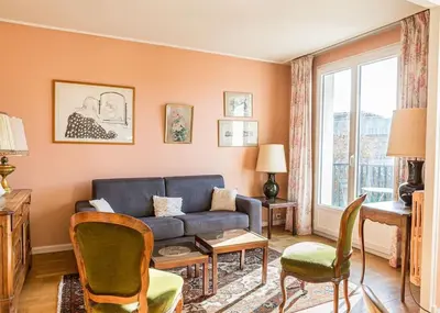 Coin salon dans l'établissement L'ESCUDIER Appartement calme proche Rolland Garros avec vue panoramique et parking