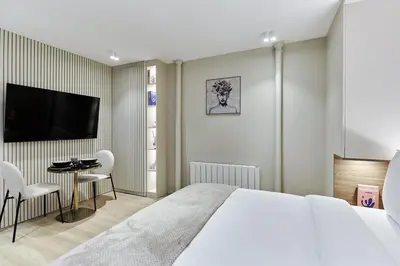 Télévision ou salle de divertissement dans l'établissement Studio Center of Paris by Studio prestige