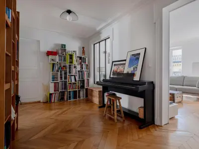 Bibliothèque dans l'appartement