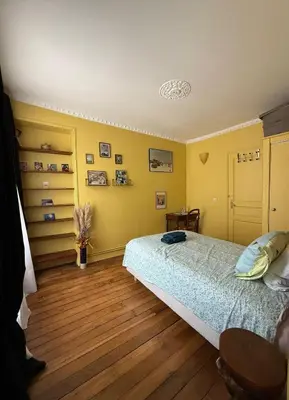 Un ou plusieurs lits dans un hébergement de l'établissement Bergère Opéra Trévise - 2 connecting rooms with private bathroom and 1 study room - 35 m2