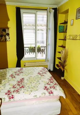 Un ou plusieurs lits dans un hébergement de l'établissement Bergère Opéra Trévise - 2 connecting rooms with private bathroom and 1 study room - 35 m2