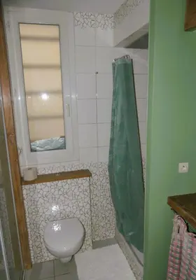 Salle de bains dans l'établissement Bergère Opéra Trévise - 2 connecting rooms with private bathroom and 1 study room - 35 m2