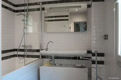 Salle de bains dans l'établissement Moderne 2 pièces en plein Paris au bord de Seine