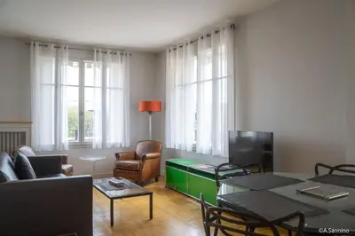 Coin salon dans l'établissement Moderne 2 pièces en plein Paris au bord de Seine