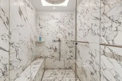 Salle de bains dans l'établissement Quai des Célestins 1bdr by B'Your Home