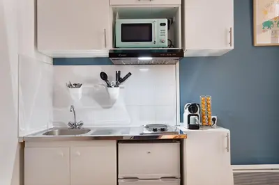 Cuisine ou kitchenette dans l'établissement Guestrust - Arc de Triomphe 46