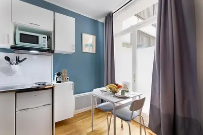 Cuisine ou kitchenette dans l'établissement Guestrust - Arc de Triomphe 46