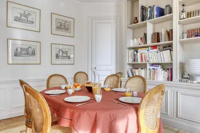 Bibliothèque dans l'appartement