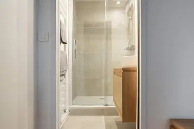 Salle de bains dans l'établissement Le QUAI Paris-Boulogne-île Saint Germain au calme avec parking