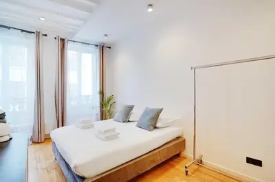 Un ou plusieurs lits dans un hébergement de l'établissement Bright & cosy apartment Palais Royal