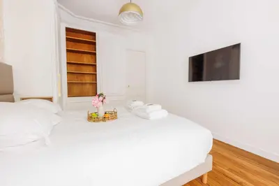 Télévision ou salle de divertissement dans l'établissement Charming apartment - 2BR-4P - Beaugrenelle