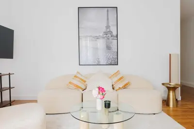 Télévision ou salle de divertissement dans l'établissement Charming apartment - 2BR-4P - Beaugrenelle