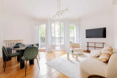 Télévision ou salle de divertissement dans l'établissement Charming apartment - 2BR-4P - Beaugrenelle