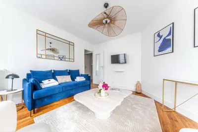 Coin salon dans l'établissement Bright & charming apartment - 1BR-4P - Montmartre