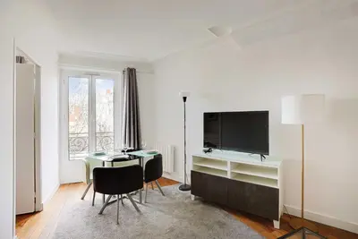 Télévision ou salle de divertissement dans l'établissement Chic apartment - 1BR-4P - Next to Paris