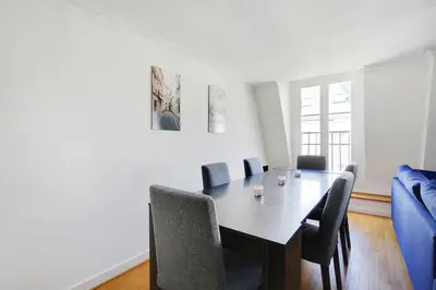 Coin salon dans l'établissement Pick A Flat's Apartment in Champs-Elysées - Rue Ponthieu