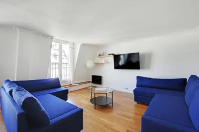 Télévision ou salle de divertissement dans l'établissement Pick A Flat's Apartment in Champs-Elysées - Rue Ponthieu