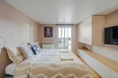 Un ou plusieurs lits dans un hébergement de l'établissement AV Experiences - Appartement Grands Boulevards