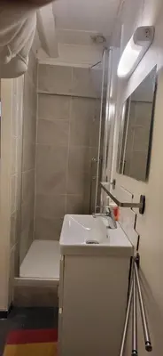 Salle de bains dans l'établissement Cosy studio Clichy Levallois