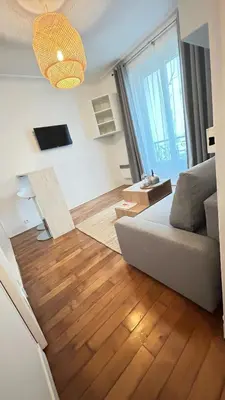 Télévision ou salle de divertissement dans l'établissement Coquet Studio Paris 14ème
