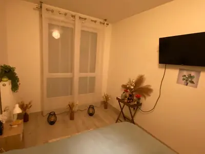 Télévision ou salle de divertissement dans l'établissement Appartement meublé et cosy
