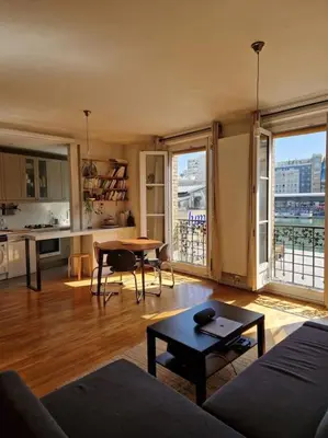 Coin salon dans l'établissement Appartement lumineux - vue sur le canal