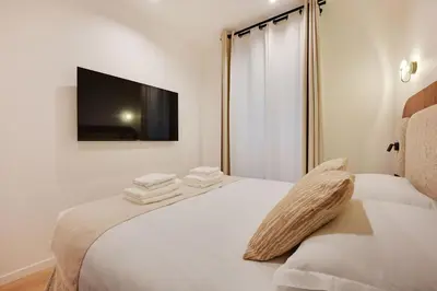 Un ou plusieurs lits dans un hébergement de l'établissement Chic apartment - 1BR-4P -AC- Marais-Vosges
