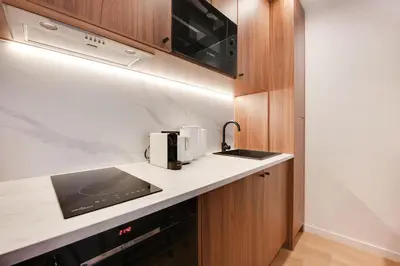 Cuisine ou kitchenette dans l'établissement Chic apartment - 1BR-4P -AC- Marais-Vosges