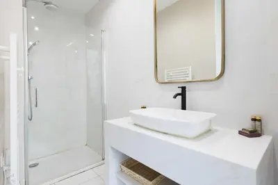 Salle de bains dans l'établissement Cosy apartment - 4BR-12P - Canal Saint-Martin