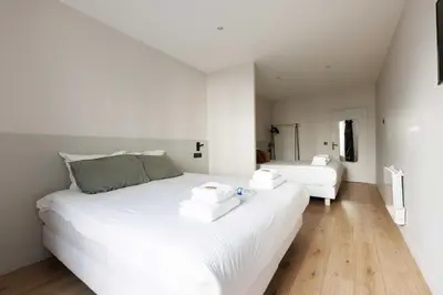 Un ou plusieurs lits dans un hébergement de l'établissement Cosy apartment - 4BR-12P - Canal Saint-Martin