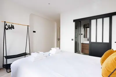 Un ou plusieurs lits dans un hébergement de l'établissement Cosy apartment - 4BR-12P - Canal Saint-Martin