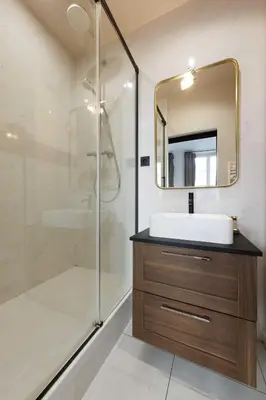 Salle de bains dans l'établissement Cosy apartment - 4BR-12P - Canal Saint-Martin