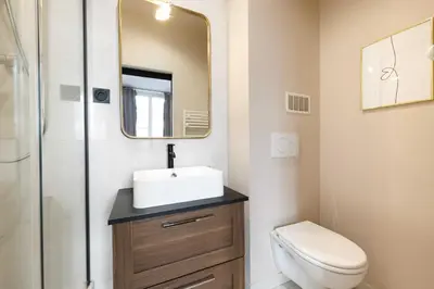 Salle de bains dans l'établissement Cosy apartment - 4BR-12P - Canal Saint-Martin