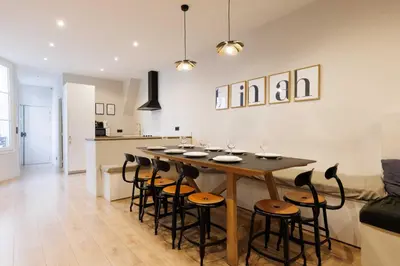 Cuisine ou kitchenette dans l'établissement Cosy apartment - 4BR-12P - Canal Saint-Martin