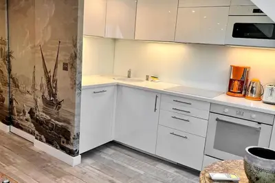 Cuisine ou kitchenette dans l'établissement Rooftop Triplex with Garden at Notre Dame